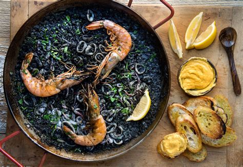  Arroz Negro? A Surprisingly Delicious Symphony of Squid Ink and Coastal Spanish Flavors!