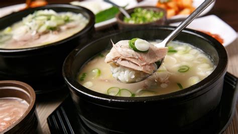  Dwaeji Gukbap: A Soul-Satisfying Symphony of Tender Pork and Savory Broth!