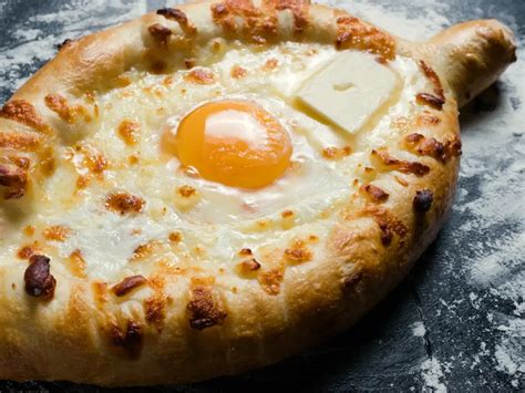  Khachapuri Adjaruli: A Cheesy Feast that Combines Rustic Charm and Creamy Indulgence!