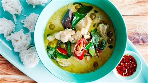 Khanom Jeen Gai! A symphony of succulent chicken and fragrant coconut curry awaits your taste buds