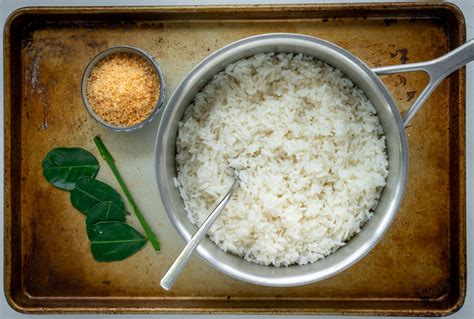  Sansha City's Fragrant Coconut Rice:  A Culinary Symphony of Sticky Sweetness and Tropical Vibrance!