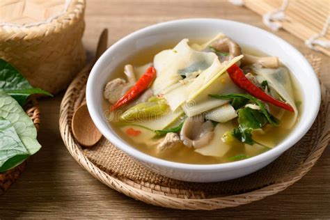  Spicy-Sour Bamboo Shoot Soup: A Symphony of Tangy Umami and Refreshing Crispness?