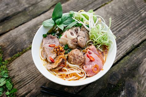  Bún Bò Huế: A Flavorful Symphony of Spicy and Aromatic Broth With Tender Beef Shanks!