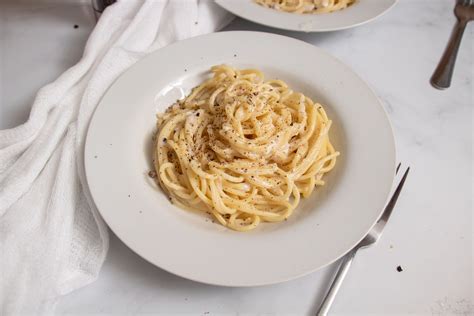 Cacio e Pepe: An Unexpected Symphony of Creamy Simplicity and Sharp Peppercorn Delight!