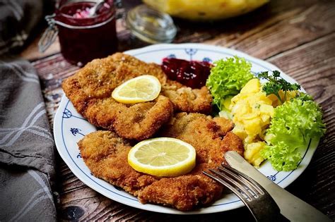  Kurganskaya Schnitzel - Dive Into Tender Crumbs and Explosions of Creamy Dill Flavor!