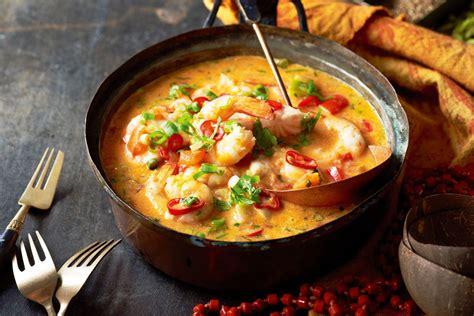  Moqueca! A Flavorful Brazilian Seafood Stew Bursting with Coconut Milk and Spicy Peppers