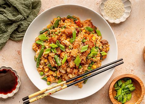  Spicy Braised Pork Belly With Crunchy Fried Tofu Cubes: A Symphony of Umami and Textural Delight?