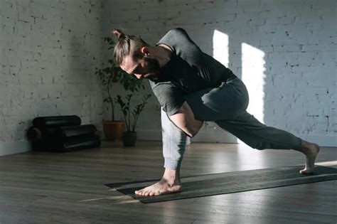 What Do Guys Wear to Yoga: A Deep Dive into Comfort, Style, and Functionality