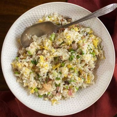  Yangzhou Fried Rice: A Symphony of Savory and Crispy Delights!