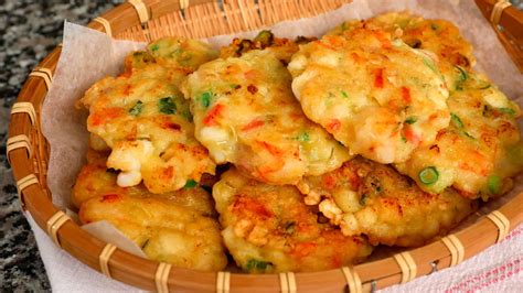  Yingkou Clam Pancakes: Can You Resist the Call of Crispy Shells Encasing Succulent Seafood?